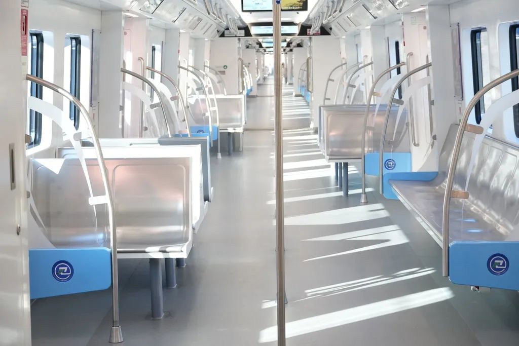 城軌快線15號線列車最大載客量2428人。重慶交通開投鐵路集團供圖