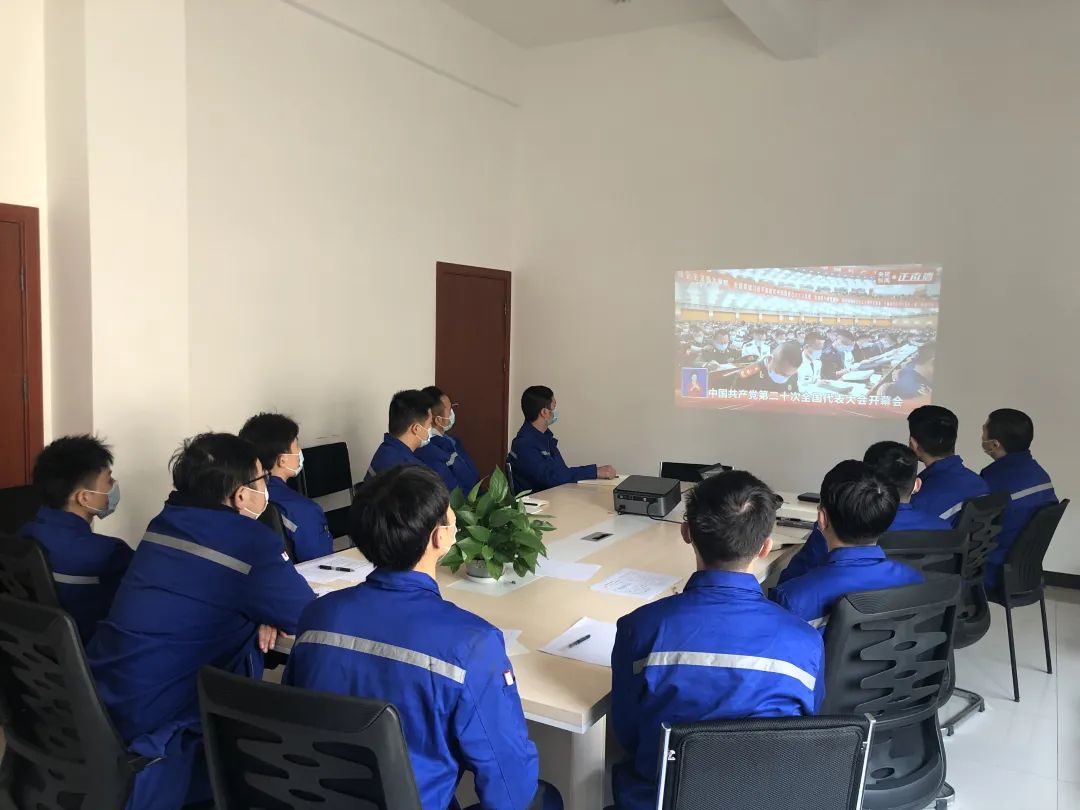 江跳線運(yùn)營公司一線在崗職工觀看開幕會3.jpg